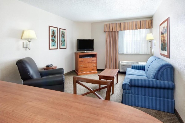 Candlewood Suites Kenosha image 17